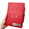 Подарунок вчителю - Іменний блокнот та ручка з гравіюванням "Тільки велика людина може навчити маленьке серце", червоний матовий - Зображення 3