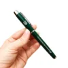 Подарунок командиру - Ручка з гравіюванням "Найкращому командиру", зелена в подарунковому футлярі з запасними стержнями - Зображення 2