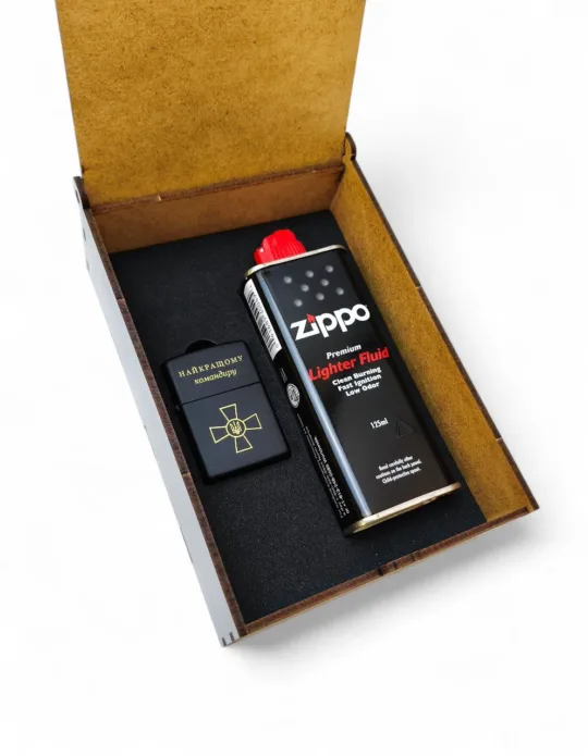 Подарунок командиру - Комплект запальничка Zippo Classic Black Matte з гравіюванням, бензин та дерев'яна подарункова коробка
