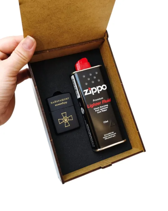 Подарунок командиру - Комплект запальничка Zippo Classic Black Matte з гравіюванням, бензин та дерев'яна подарункова коробка - Зображення 3