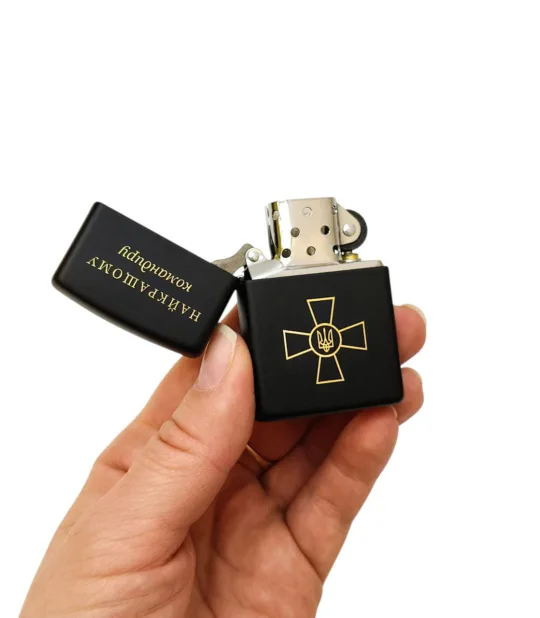 Подарунок командиру - Комплект запальничка Zippo Classic Black Matte з гравіюванням, бензин та дерев'яна подарункова коробка - Зображення 4