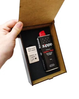 Подарунок чоловіку - Комплект запальничка Zippo Classic Street Chrome з гравіюванням, бензин та дерев'яна подарункова коробка