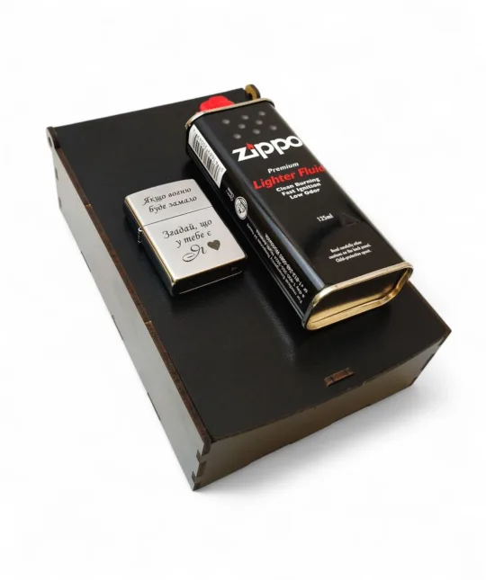 Подарунок чоловіку - Комплект запальничка Zippo Classic Street Chrome з гравіюванням, бензин та дерев'яна подарункова коробка - Зображення 2