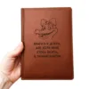 Подарунок подрузі з жартівливим гравіюванням «Взагалі я добра, але коли мене хтось бісить, я знімаю бантик» — Блокнот-щоденник, коричневий матовий - Зображення 2