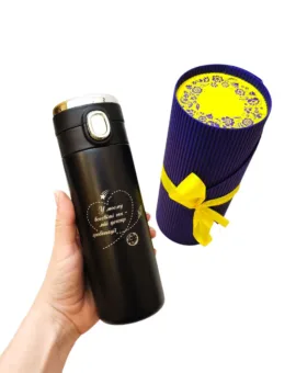 Подарунок коханаому/коханій - Термочашка з гравіюванням " У моєму всесвіті ти - мій центр гравітації", чорна в подарунковому тубусі