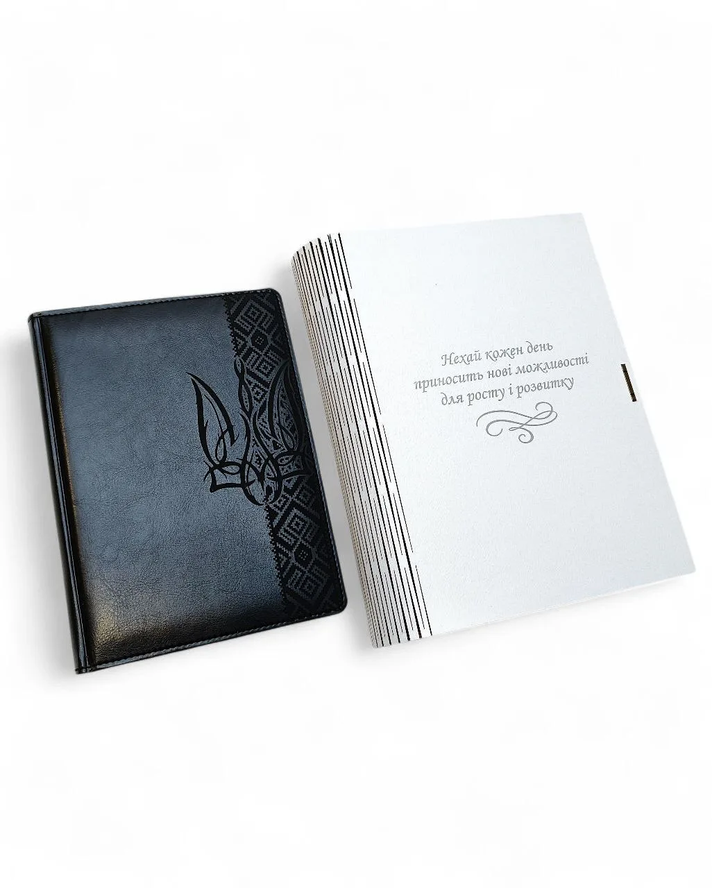 Патріотичний блокнот із гравіюванням Тризуба та орнаменту в дерев'яній корбці-книзі з гравіюванням, чорний глянець
