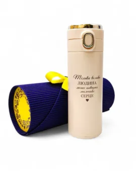Подарунок вчительці - Термочашка з гравіюванням «Тільки велика людина може навчити маленьке серце», молочна в подарунковому тубусі