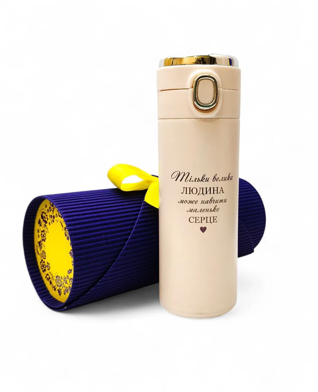 Подарунок вчительці - Термочашка з гравіюванням «Тільки велика людина може навчити маленьке серце», молочна в подарунковому тубусі
