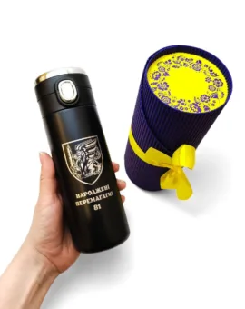 Подарунок військовому - Термочашка з гравіюванням емблеми 81-ї окремої аеромобільної бригади, чорна в подарунковому тубусі