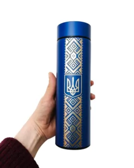Патріотичний подарунок – Термос з гравіюванням “Тризуб та вишиванка”, синій