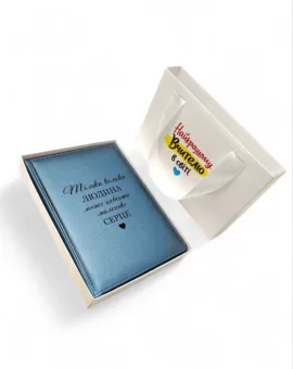 Подарунок вчителю - Блокнот з гравіюванням: “Тільки велика людина може навчити маленьке серце”, сірий матовий Металік в коробці-сумці з дизайном “Найкращому вчителю в світі”