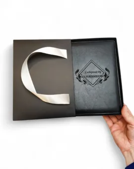 Подарунок керівнику – Блокнот з гравіюванням “Найкращому керівникові”, глянець чорний