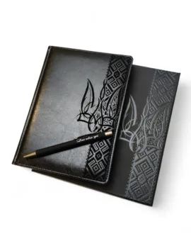 Патріотичний подарунок - Комплект блокнот та ручка з гравіюванням в подарунковій упаковці, чорний глянець