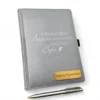 Подарунок вчителю - Іменний комплект Блокнот та ручка з гравіюванням: “Тільки велика людина може навчити маленьке серце”, сірий глянець - Зображення 7