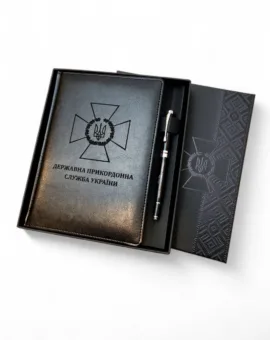 Комплект Блокнот та ручка з гравіюванням ДПСУ, чорний глянець в подарунковій коробці з дизайном
