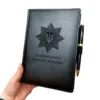 Подарунок поліцейському - Комплект Блокнот та ручка з гравіюванням "Національна поліція України", чорний глянець в подарунковій коробці з дизайном - Зображення 3